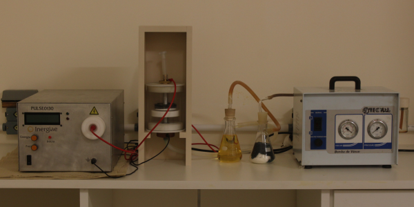 Tratamento de polímero com plasma gerado por alta tensão pulsada